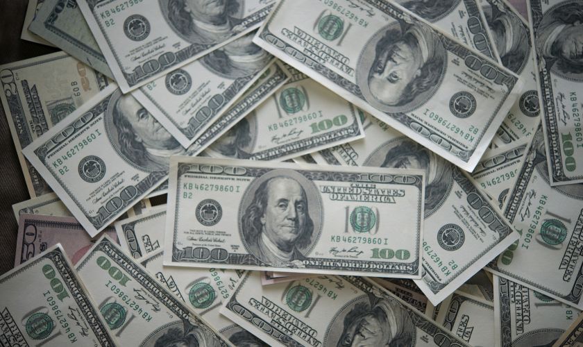 Dólar dispara em 5,25% em 7 dias: guerra no Oriente Médio, juros nos EUA e meta fiscal brasileira explicam alta