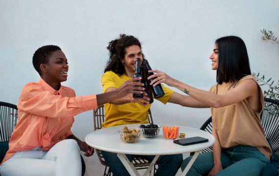 Bebedor Social ou Alcoólatra: Onde Está a Linha que Separa os Dois?