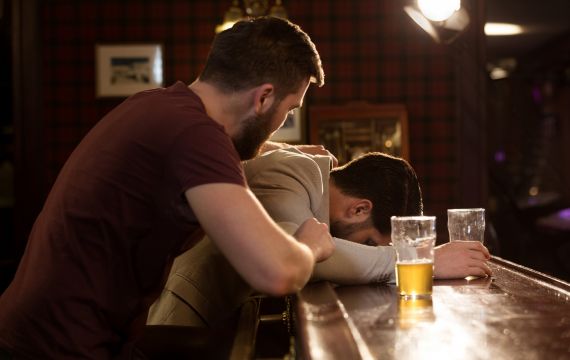A Influência da Cultura e Sociedade no Desenvolvimento do Alcoolismo