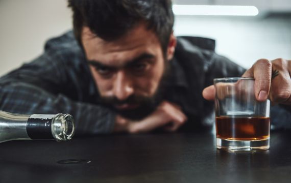 O Que Fazer Quando Um Familiar É Alcoólatra: Sintomas e Soluções Reais