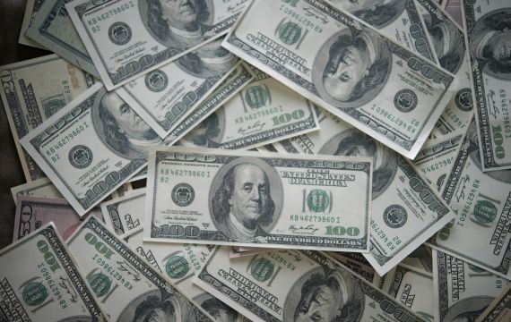 Dólar dispara em 5,25% em 7 dias: guerra no Oriente Médio, juros nos EUA e meta fiscal brasileira explicam alta