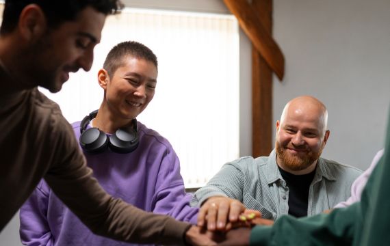 Como as Reuniões de Alcoólicos Anônimos e Narcóticos Anônimos Auxiliam no Combate à Dependência Química