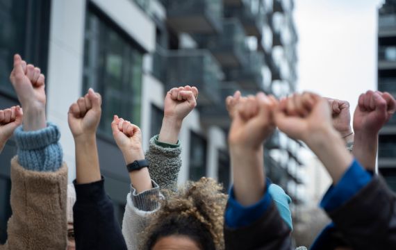 Protesto Contra Terceirização de Escolas Reúne 20 Mil Pessoas em Curitiba